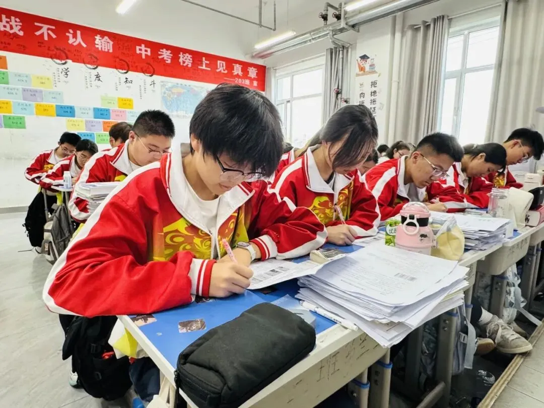 中考倒计时5天,师生同心奋战迎中考-第18张图片-四季读书网 中考倒计时5天,师生同心奋战迎中考-第18张图片-四季读书网