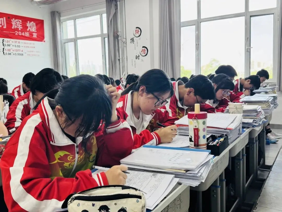 中考倒计时5天,师生同心奋战迎中考-第20张图片-四季读书网 中考倒计时5天,师生同心奋战迎中考-第20张图片-四季读书网