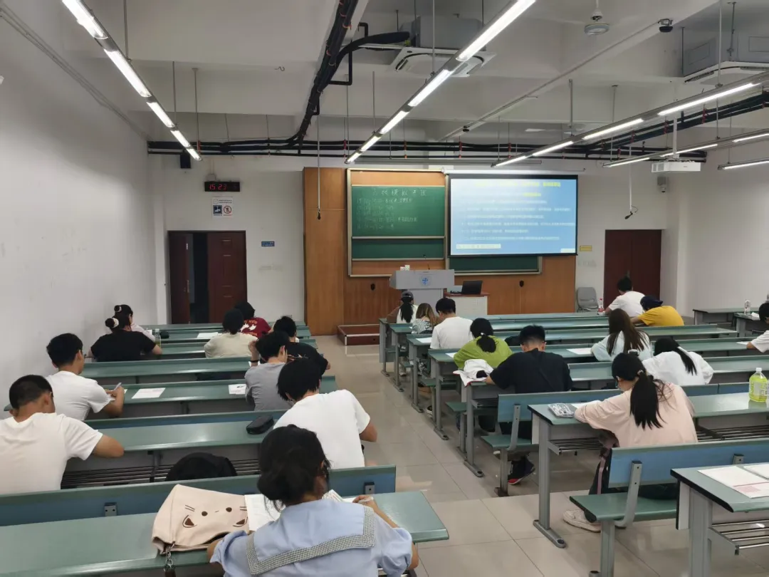 “芯”学风建设 | 模考促提升,实战砺锋芒——信息学院开展英语六级-第6张图片-四季读书网 “芯”学风建设 | 模考促提升,实战砺锋芒——信息学院开展英语六级-第6张图片-四季读书网