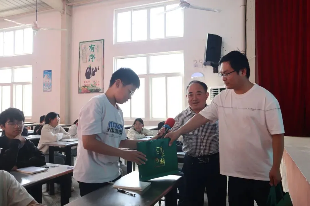 冲刺中考,“宝”驾护航:射阳湖镇这堂“法治+安全”课干货满满-第17张图片-四季读书网 冲刺中考,“宝”驾护航:射阳湖镇这堂“法治+安全”课干货满满-第17张图片-四季读书网