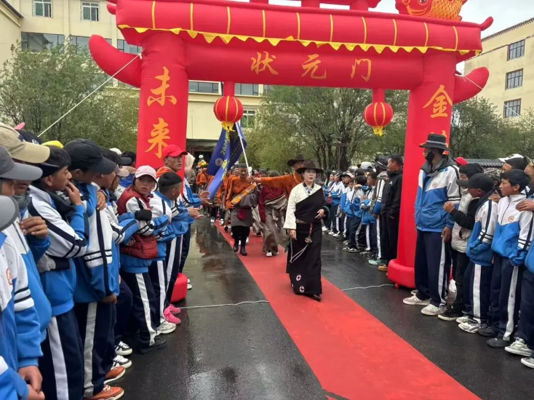 逐梦中考踏成功之门 凝心聚力赴青春征程——马尼干戈初级中学举办“走成功之门”励志助威活动-第4张图片-四季读书网