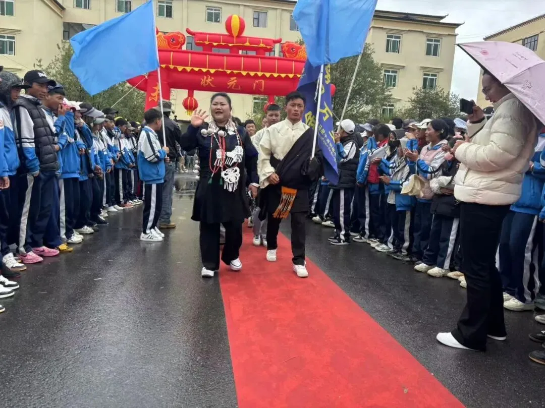 逐梦中考踏成功之门 凝心聚力赴青春征程——马尼干戈初级中学举办“走成功之门”励志助威活动-第6张图片-四季读书网
