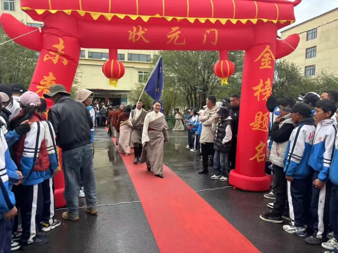 逐梦中考踏成功之门 凝心聚力赴青春征程——马尼干戈初级中学举办“走成功之门”励志助威活动-第7张图片-四季读书网