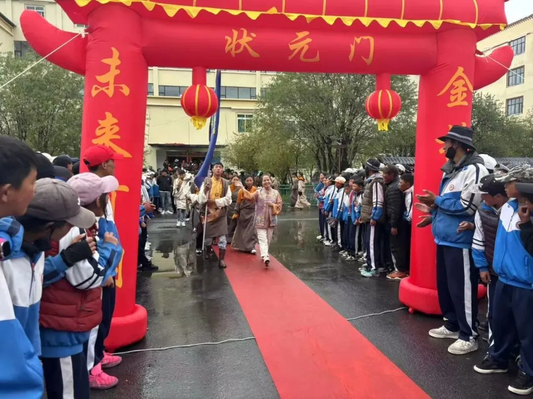 逐梦中考踏成功之门 凝心聚力赴青春征程——马尼干戈初级中学举办“走成功之门”励志助威活动-第8张图片-四季读书网