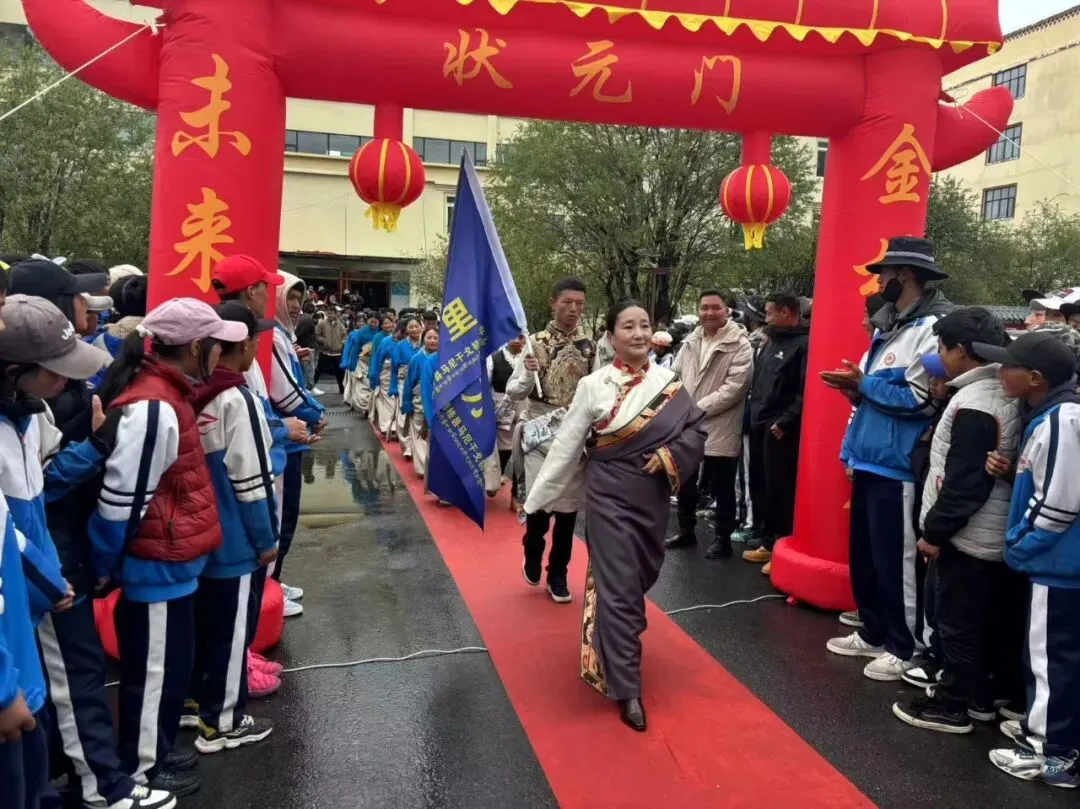 逐梦中考踏成功之门 凝心聚力赴青春征程——马尼干戈初级中学举办“走成功之门”励志助威活动-第9张图片-四季读书网