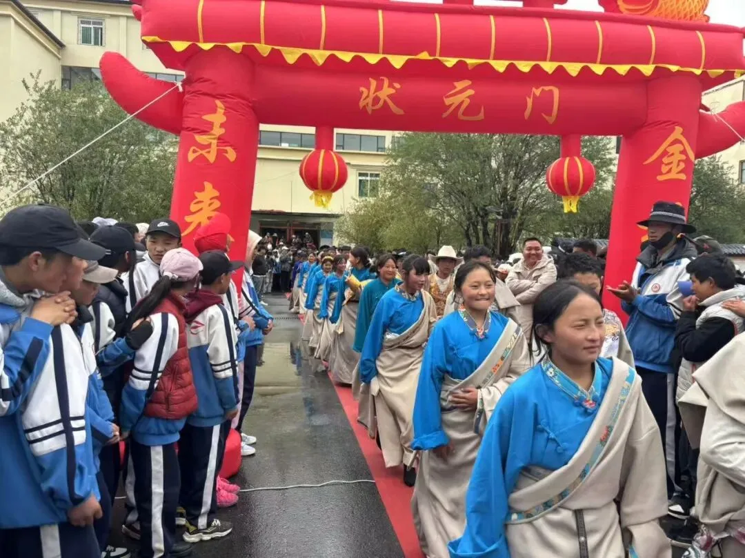 逐梦中考踏成功之门 凝心聚力赴青春征程——马尼干戈初级中学举办“走成功之门”励志助威活动-第10张图片-四季读书网