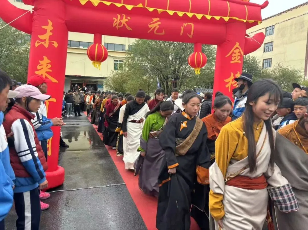 逐梦中考踏成功之门 凝心聚力赴青春征程——马尼干戈初级中学举办“走成功之门”励志助威活动-第15张图片-四季读书网