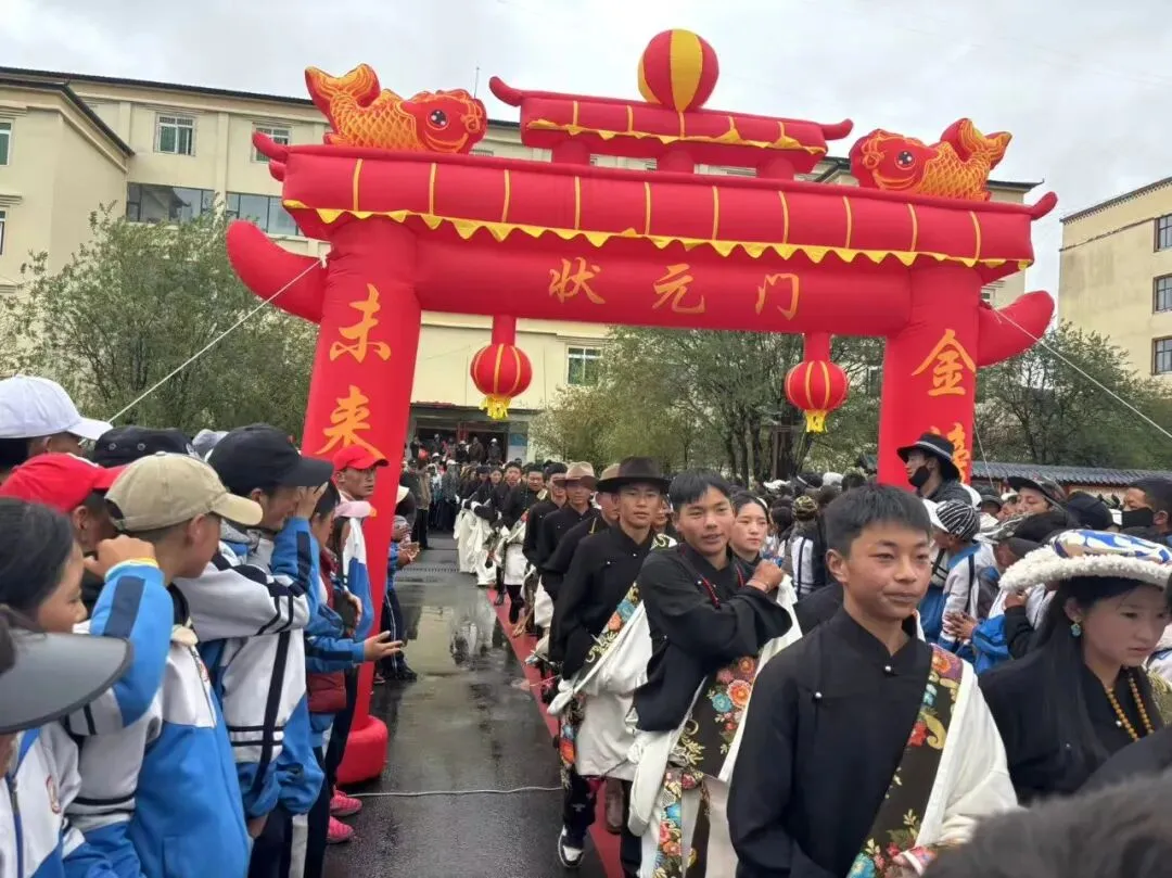 逐梦中考踏成功之门 凝心聚力赴青春征程——马尼干戈初级中学举办“走成功之门”励志助威活动-第16张图片-四季读书网