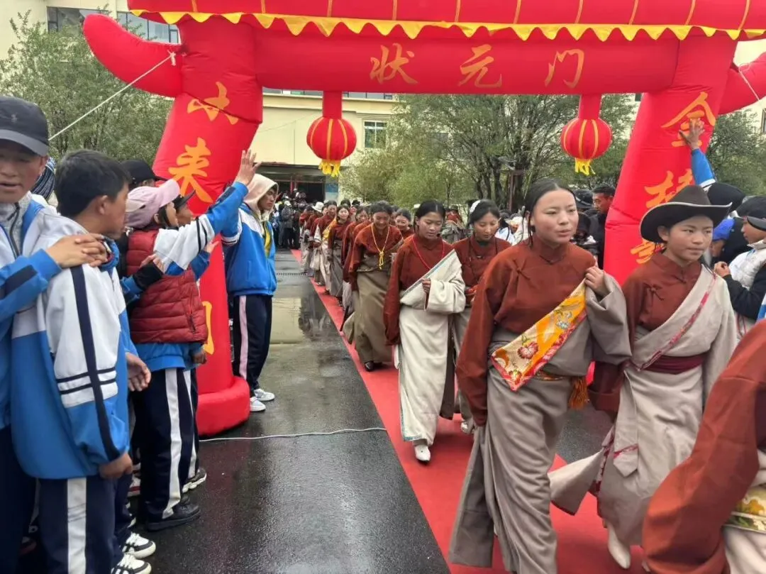 逐梦中考踏成功之门 凝心聚力赴青春征程——马尼干戈初级中学举办“走成功之门”励志助威活动-第17张图片-四季读书网
