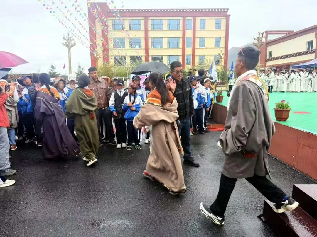逐梦中考踏成功之门 凝心聚力赴青春征程——马尼干戈初级中学举办“走成功之门”励志助威活动-第18张图片-四季读书网