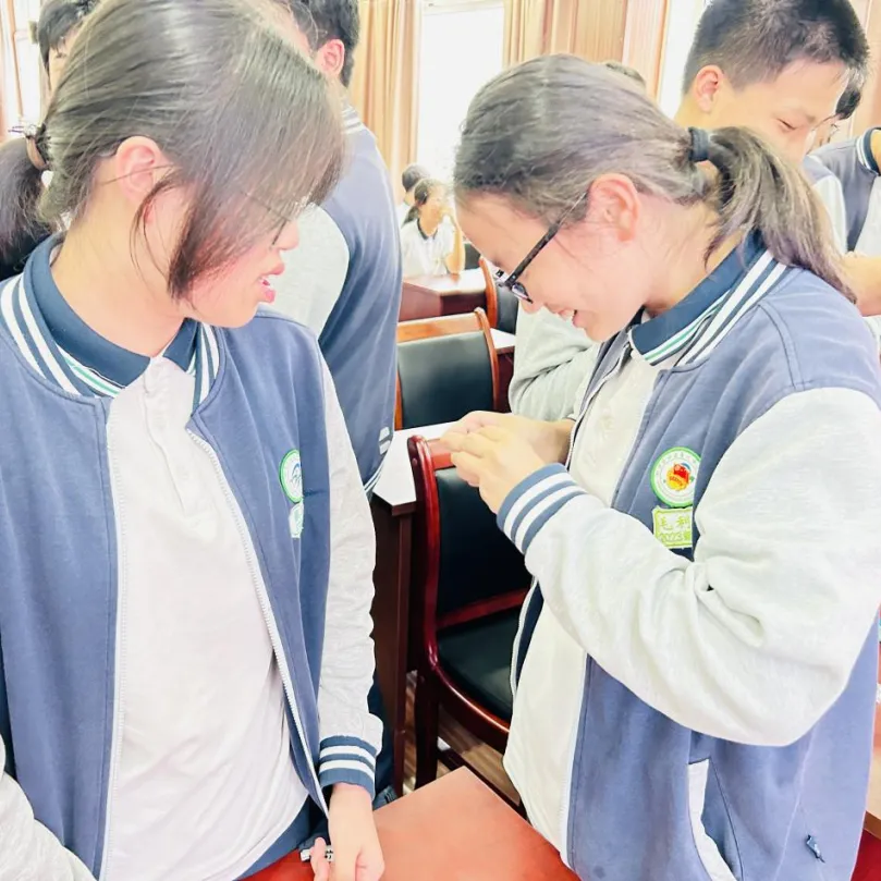 入团立初心 奋楫迎中考——2025学年第二学期仙岩华侨实验学校九年级新团员入团仪式圆满举行-第15张图片-四季读书网 入团立初心 奋楫迎中考——2025学年第二学期仙岩华侨实验学校九年级新团员入团仪式圆满举行-第15张图片-四季读书网