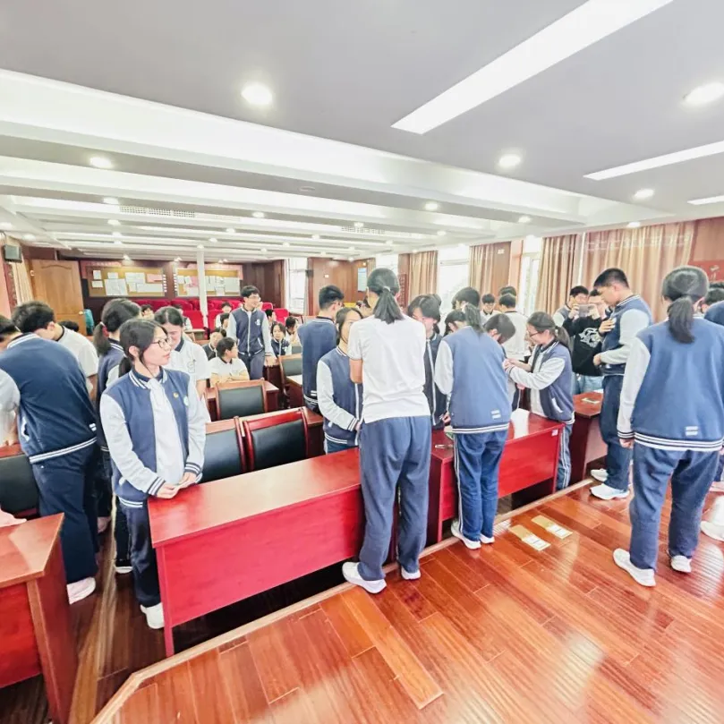 入团立初心 奋楫迎中考——2025学年第二学期仙岩华侨实验学校九年级新团员入团仪式圆满举行-第17张图片-四季读书网 入团立初心 奋楫迎中考——2025学年第二学期仙岩华侨实验学校九年级新团员入团仪式圆满举行-第17张图片-四季读书网