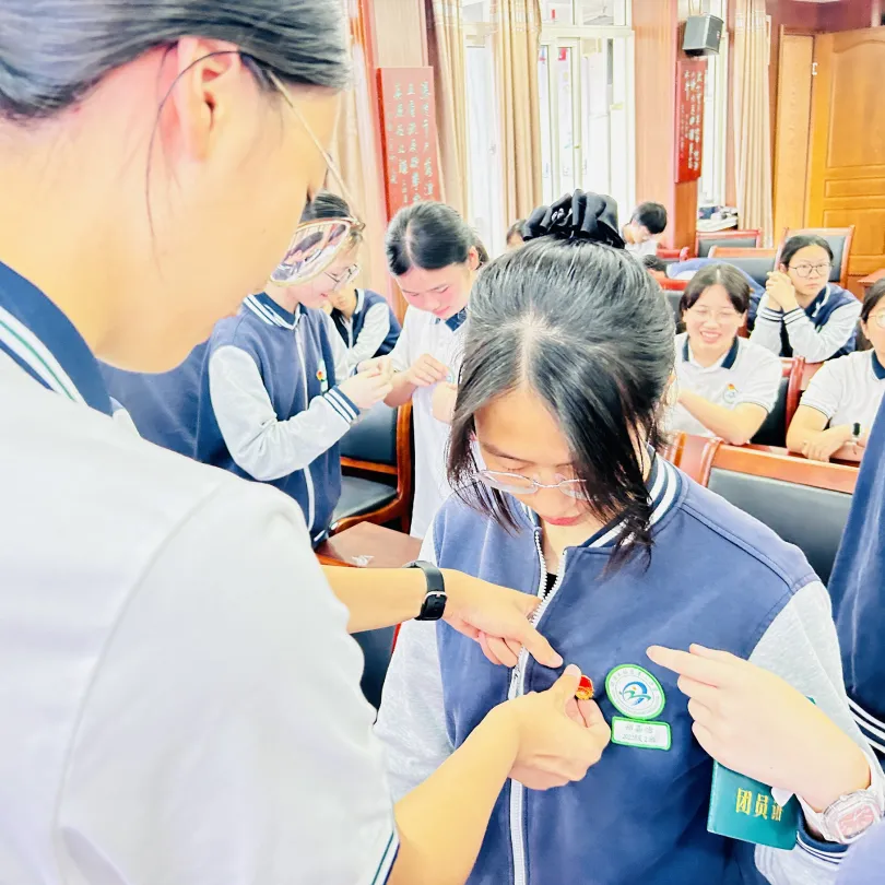 入团立初心 奋楫迎中考——2025学年第二学期仙岩华侨实验学校九年级新团员入团仪式圆满举行-第19张图片-四季读书网 入团立初心 奋楫迎中考——2025学年第二学期仙岩华侨实验学校九年级新团员入团仪式圆满举行-第19张图片-四季读书网