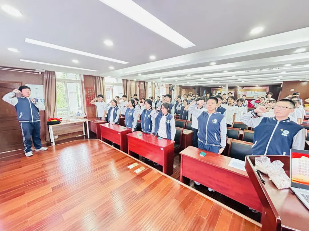 入团立初心 奋楫迎中考——2025学年第二学期仙岩华侨实验学校九年级新团员入团仪式圆满举行-第24张图片-四季读书网 入团立初心 奋楫迎中考——2025学年第二学期仙岩华侨实验学校九年级新团员入团仪式圆满举行-第24张图片-四季读书网