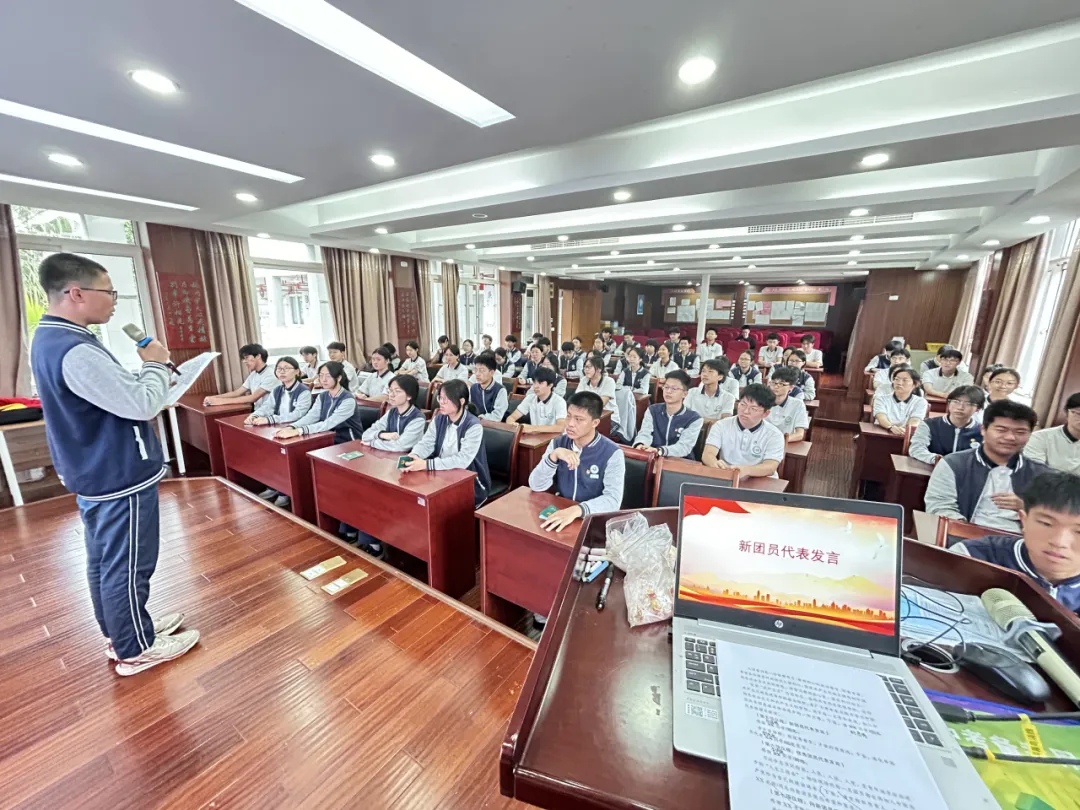 入团立初心 奋楫迎中考——2025学年第二学期仙岩华侨实验学校九年级新团员入团仪式圆满举行-第25张图片-四季读书网 入团立初心 奋楫迎中考——2025学年第二学期仙岩华侨实验学校九年级新团员入团仪式圆满举行-第25张图片-四季读书网
