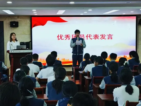 入团立初心 奋楫迎中考——2025学年第二学期仙岩华侨实验学校九年级新团员入团仪式圆满举行-第28张图片-四季读书网 入团立初心 奋楫迎中考——2025学年第二学期仙岩华侨实验学校九年级新团员入团仪式圆满举行-第28张图片-四季读书网