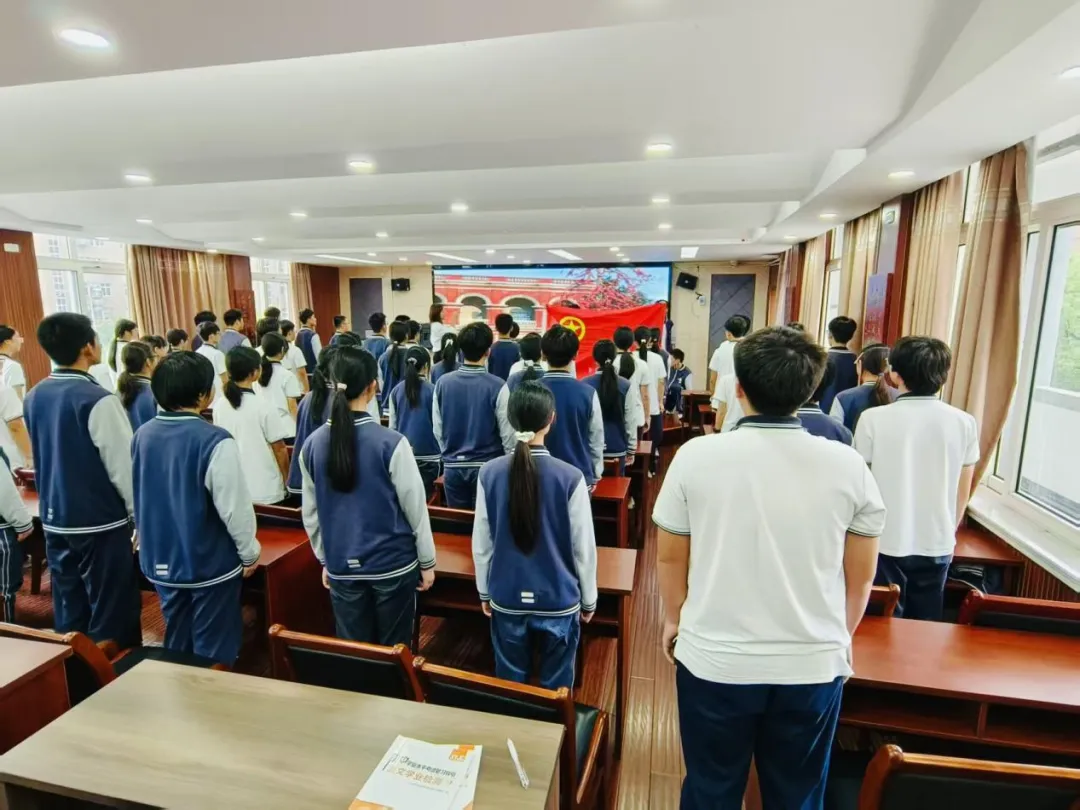 入团立初心 奋楫迎中考——2025学年第二学期仙岩华侨实验学校九年级新团员入团仪式圆满举行-第29张图片-四季读书网 入团立初心 奋楫迎中考——2025学年第二学期仙岩华侨实验学校九年级新团员入团仪式圆满举行-第29张图片-四季读书网