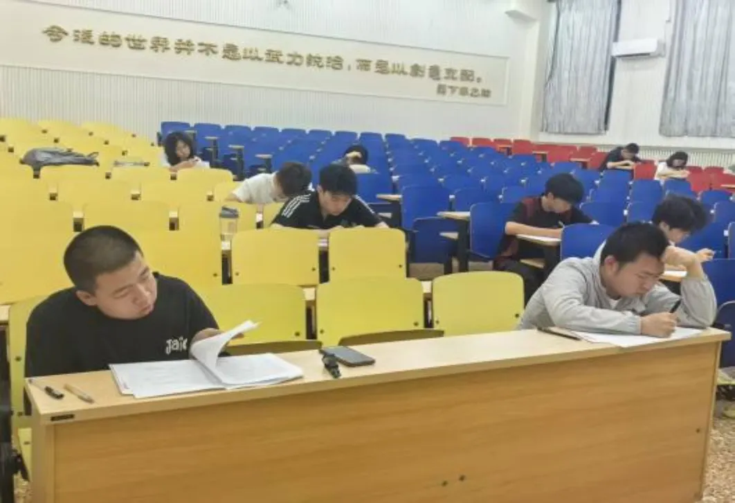 实战模拟,冲刺四级 | 国际商学院团总支英语四级模拟考试圆满结束-第2张图片-四季读书网