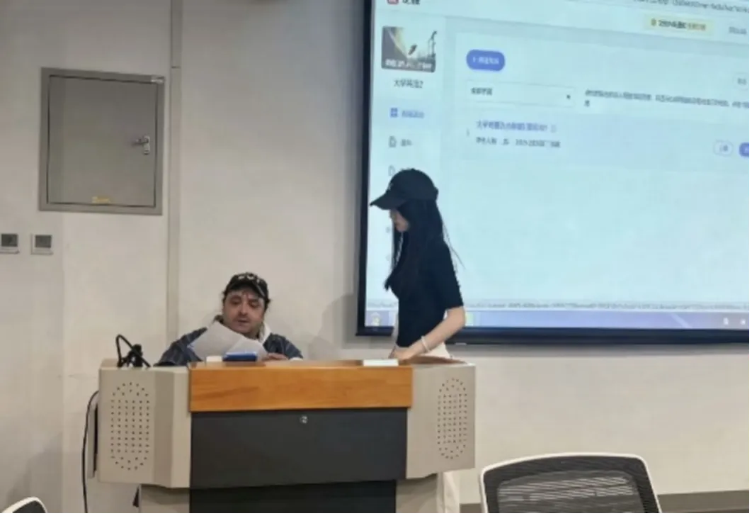 实战模拟,冲刺四级 | 国际商学院团总支英语四级模拟考试圆满结束-第4张图片-四季读书网