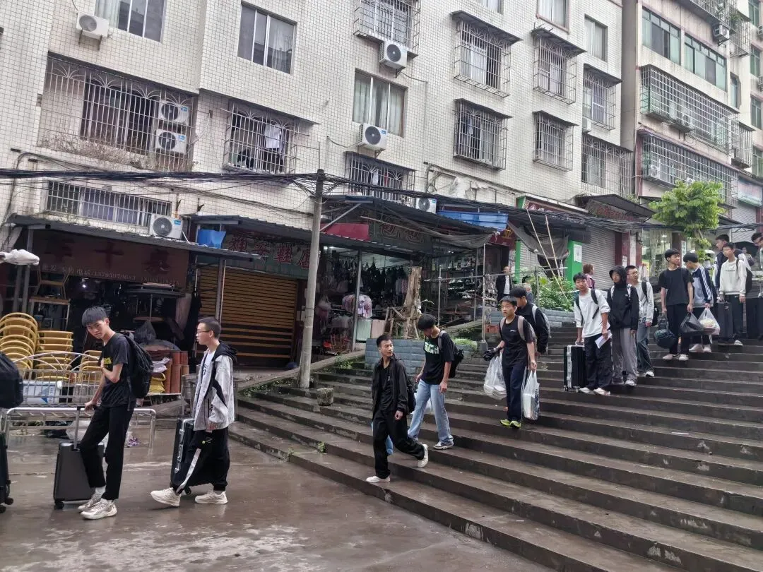 又是一年中考季,潮河镇学校全体中考学子今日出发-第4张图片-四季读书网