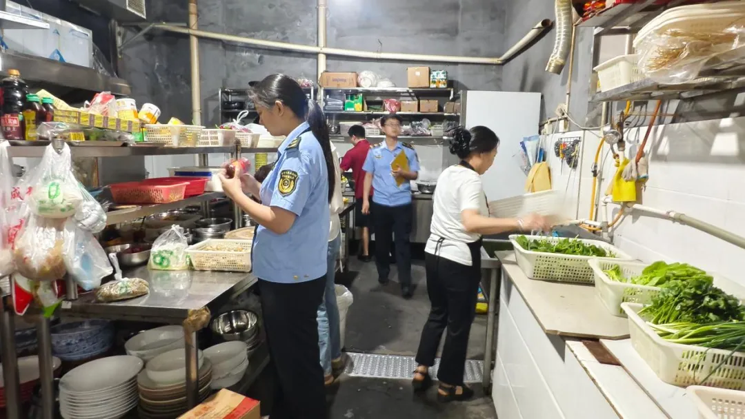 马边:严管食品安全 护航平安中考-第4张图片-四季读书网 马边:严管食品安全 护航平安中考-第4张图片-四季读书网