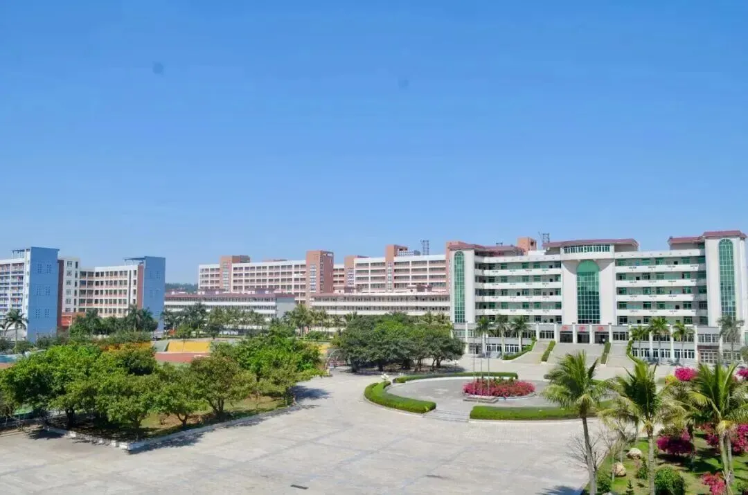 湛江市2025年中考录取分数(附中职学校汇总)-第40张图片-四季读书网