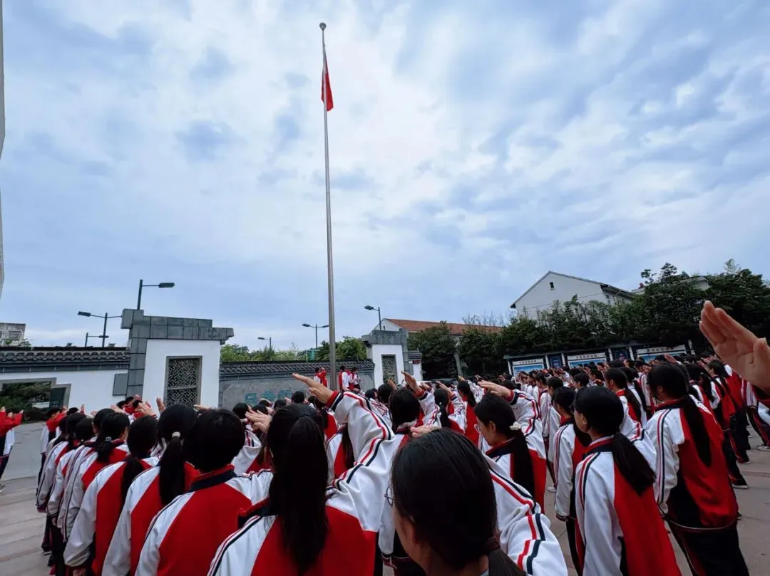 红色校园 | 感恩母校铭记师恩 逐梦中考不负韶华 —— 文津中学举行初三学子最后一次升旗仪式-第3张图片-四季读书网 红色校园 | 感恩母校铭记师恩 逐梦中考不负韶华 —— 文津中学举行初三学子最后一次升旗仪式-第3张图片-四季读书网