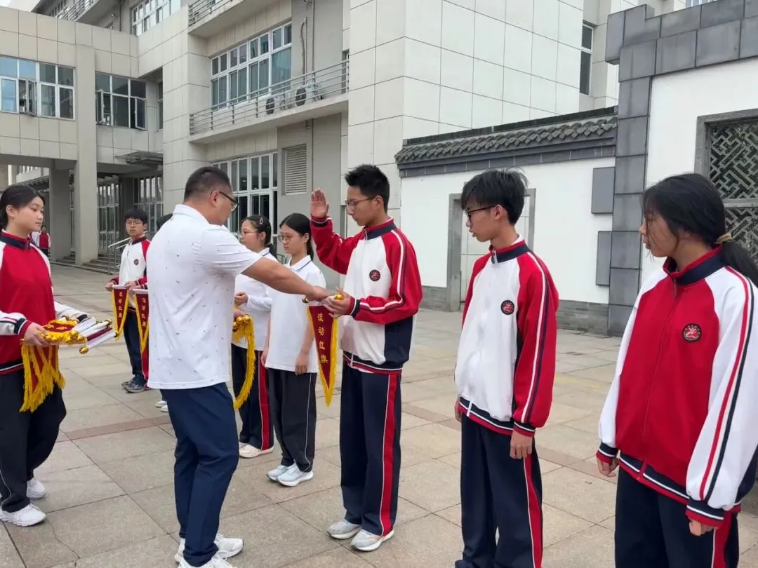 红色校园 | 感恩母校铭记师恩 逐梦中考不负韶华 —— 文津中学举行初三学子最后一次升旗仪式-第5张图片-四季读书网 红色校园 | 感恩母校铭记师恩 逐梦中考不负韶华 —— 文津中学举行初三学子最后一次升旗仪式-第5张图片-四季读书网