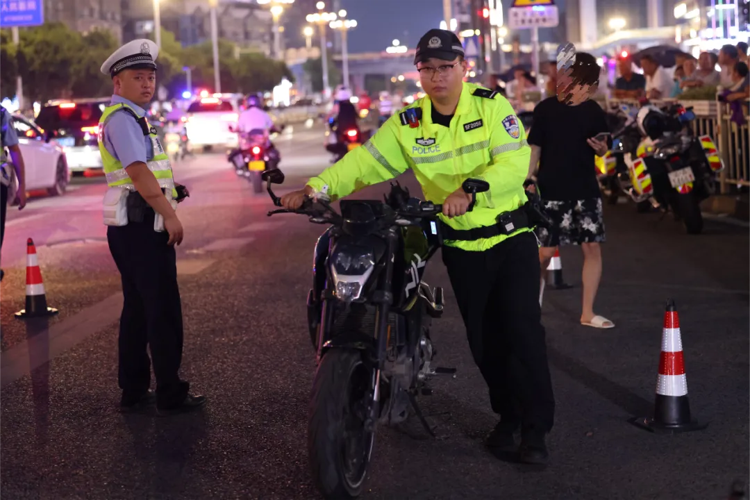 江津交警全力开展交通整治 静音护航中考-第2张图片-四季读书网 江津交警全力开展交通整治 静音护航中考-第2张图片-四季读书网