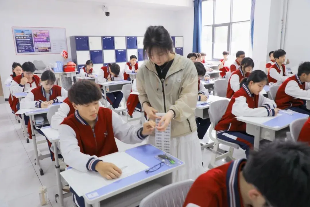 全真模拟考!工业经济高二学子提前“迈”高三!-第12张图片-四季读书网 全真模拟考!工业经济高二学子提前“迈”高三!-第12张图片-四季读书网