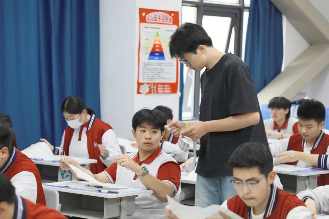 全真模拟考!工业经济高二学子提前“迈”高三!-第14张图片-四季读书网 全真模拟考!工业经济高二学子提前“迈”高三!-第14张图片-四季读书网