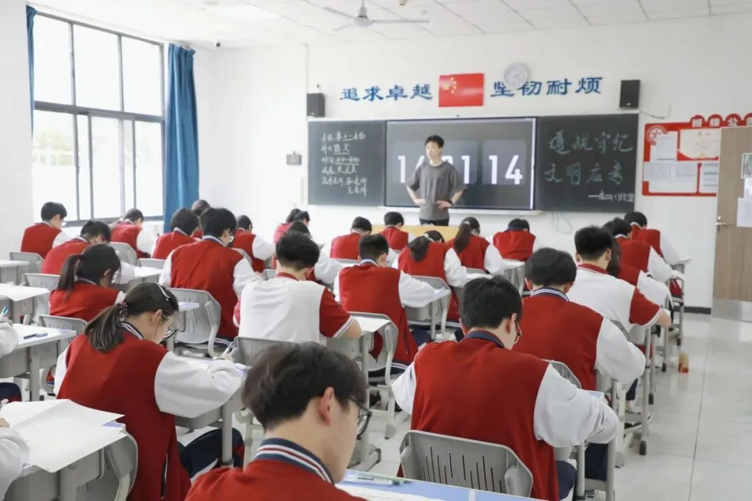 全真模拟考!工业经济高二学子提前“迈”高三!-第15张图片-四季读书网 全真模拟考!工业经济高二学子提前“迈”高三!-第15张图片-四季读书网