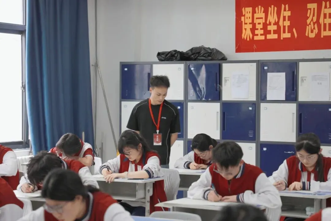 全真模拟考!工业经济高二学子提前“迈”高三!-第18张图片-四季读书网 全真模拟考!工业经济高二学子提前“迈”高三!-第18张图片-四季读书网