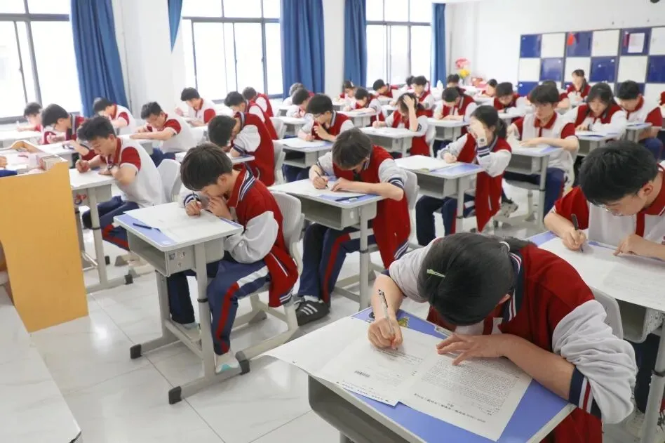 全真模拟考!工业经济高二学子提前“迈”高三!-第20张图片-四季读书网 全真模拟考!工业经济高二学子提前“迈”高三!-第20张图片-四季读书网