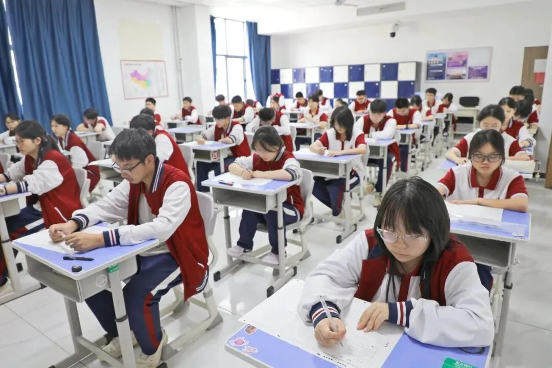 全真模拟考!工业经济高二学子提前“迈”高三!-第21张图片-四季读书网 全真模拟考!工业经济高二学子提前“迈”高三!-第21张图片-四季读书网