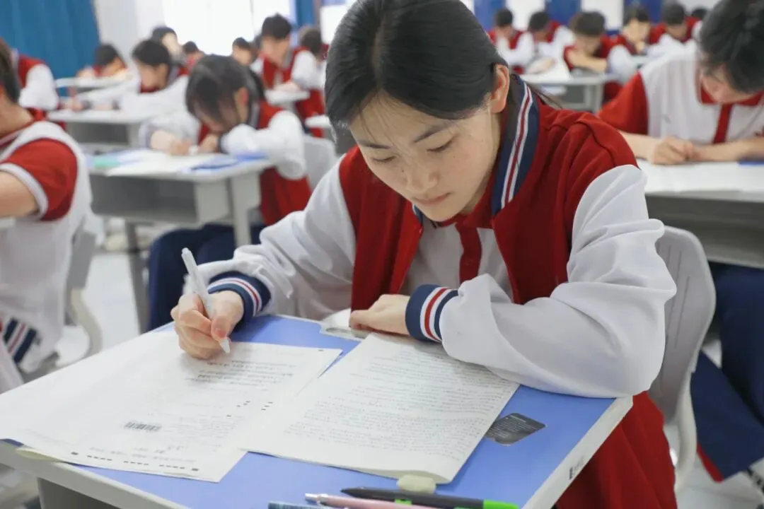 全真模拟考!工业经济高二学子提前“迈”高三!-第22张图片-四季读书网 全真模拟考!工业经济高二学子提前“迈”高三!-第22张图片-四季读书网