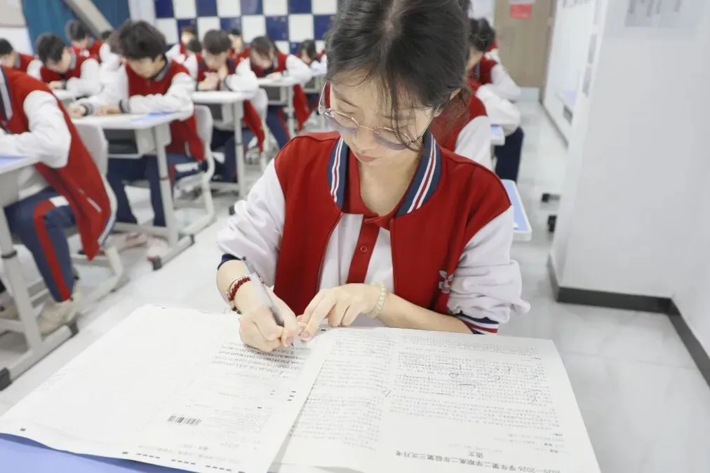 全真模拟考!工业经济高二学子提前“迈”高三!-第23张图片-四季读书网 全真模拟考!工业经济高二学子提前“迈”高三!-第23张图片-四季读书网