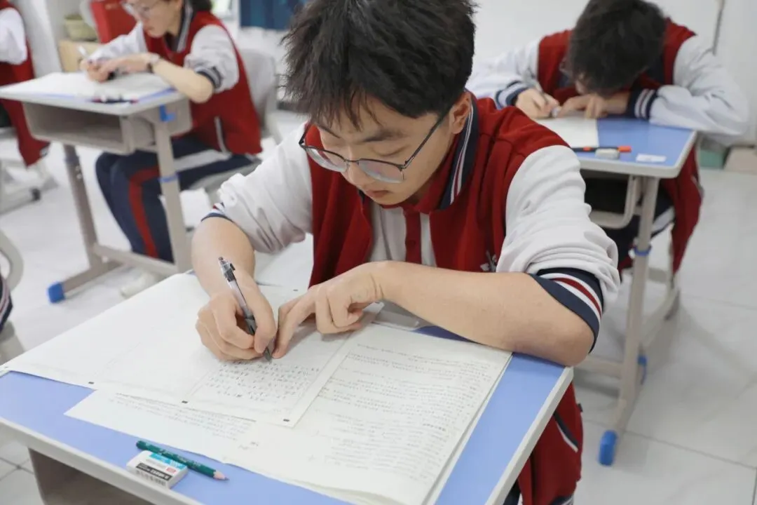 全真模拟考!工业经济高二学子提前“迈”高三!-第26张图片-四季读书网 全真模拟考!工业经济高二学子提前“迈”高三!-第26张图片-四季读书网