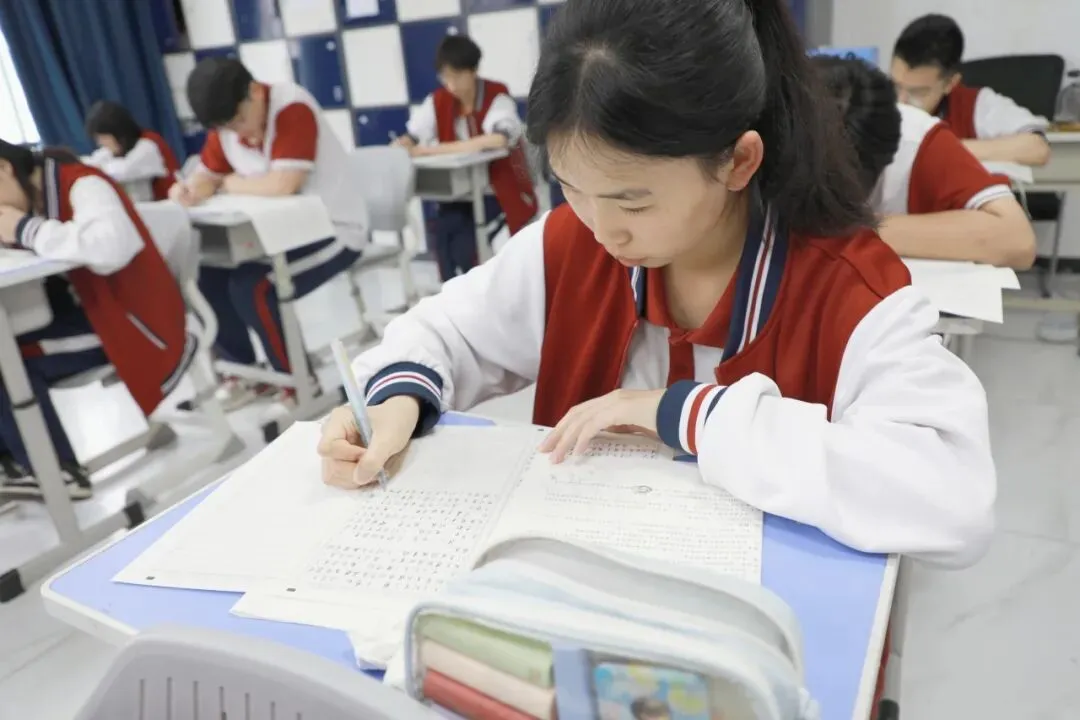 全真模拟考!工业经济高二学子提前“迈”高三!-第27张图片-四季读书网 全真模拟考!工业经济高二学子提前“迈”高三!-第27张图片-四季读书网
