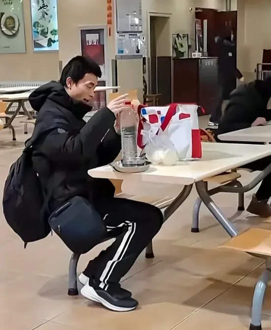 韦东奕,您认为今年高考数学试卷难吗 昨天下午数学考完,多数考生蔫了,脸上露出苦色,说1卷太难了.-第2张图片-四季读书网 韦东奕,您认为今年高考数学试卷难吗 昨天下午数学考完,多数考生蔫了,脸上露出苦色,说1卷太难了.-第2张图片-四季读书网
