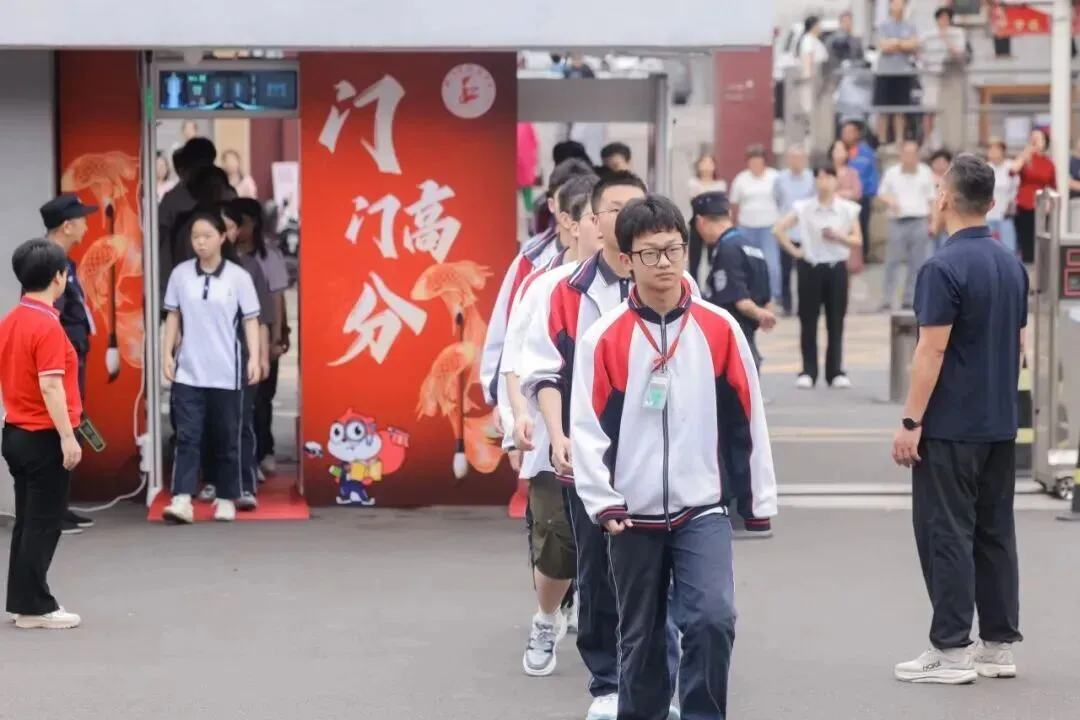 试卷合上青春一章,26日静待金榜花开-第5张图片-四季读书网