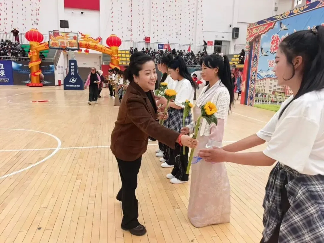 乘风破浪迎中考 巾帼同心助凯旋——理塘县妇联志愿服务活动首站走进县第二中学-第8张图片-四季读书网