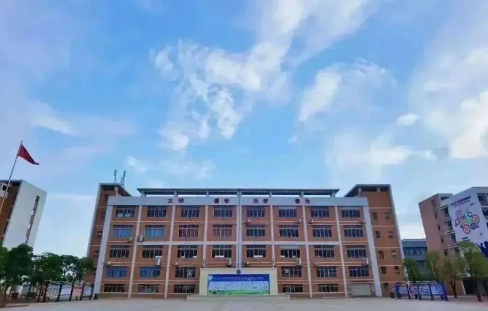 中考免填志愿,直接录取:惠州仲恺技工学校-第25张图片-四季读书网 中考免填志愿,直接录取:惠州仲恺技工学校-第25张图片-四季读书网