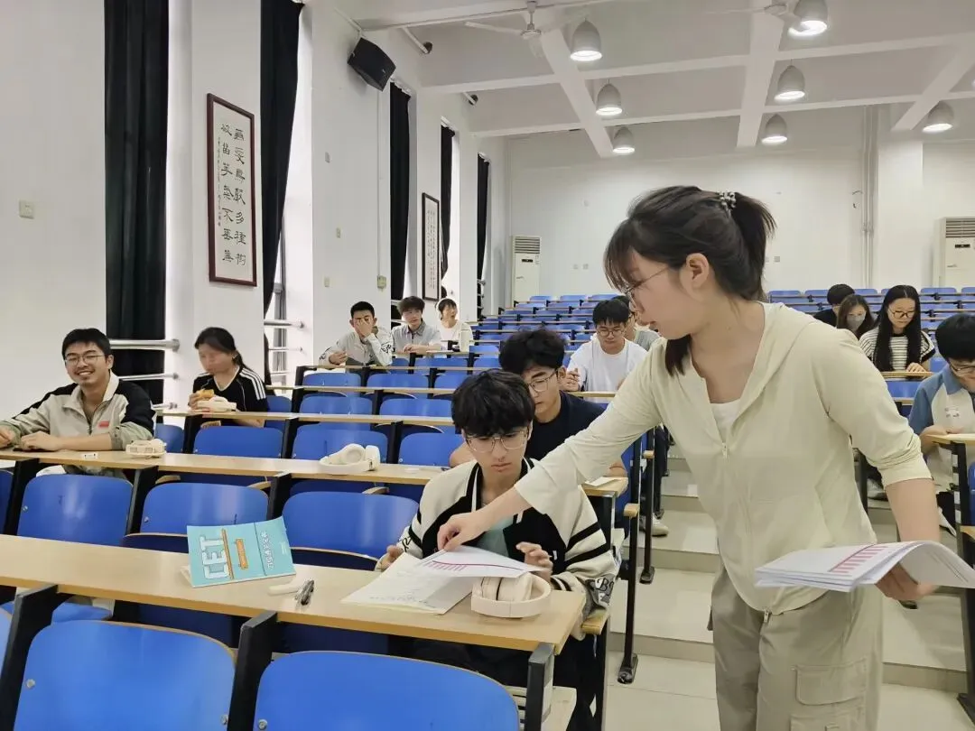 四六级模拟考试顺利开考 学生会全力护航筑牢保障-第13张图片-四季读书网 四六级模拟考试顺利开考 学生会全力护航筑牢保障-第13张图片-四季读书网