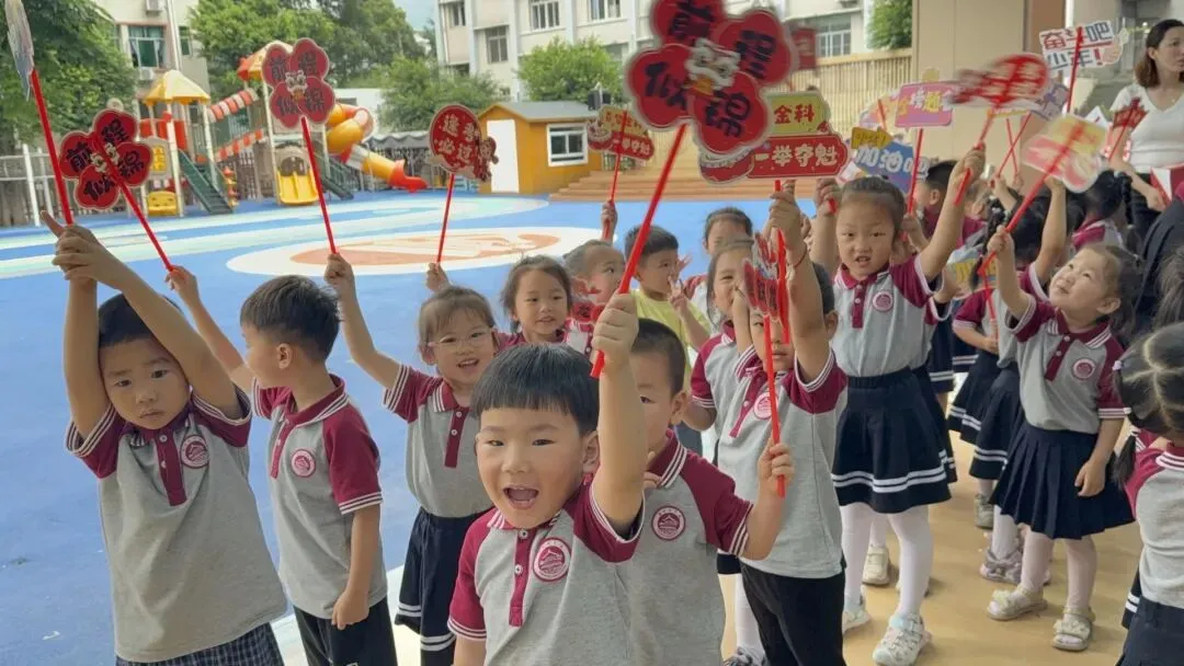 溱州幼儿园萌娃暖心助力中考-第23张图片-四季读书网 溱州幼儿园萌娃暖心助力中考-第23张图片-四季读书网