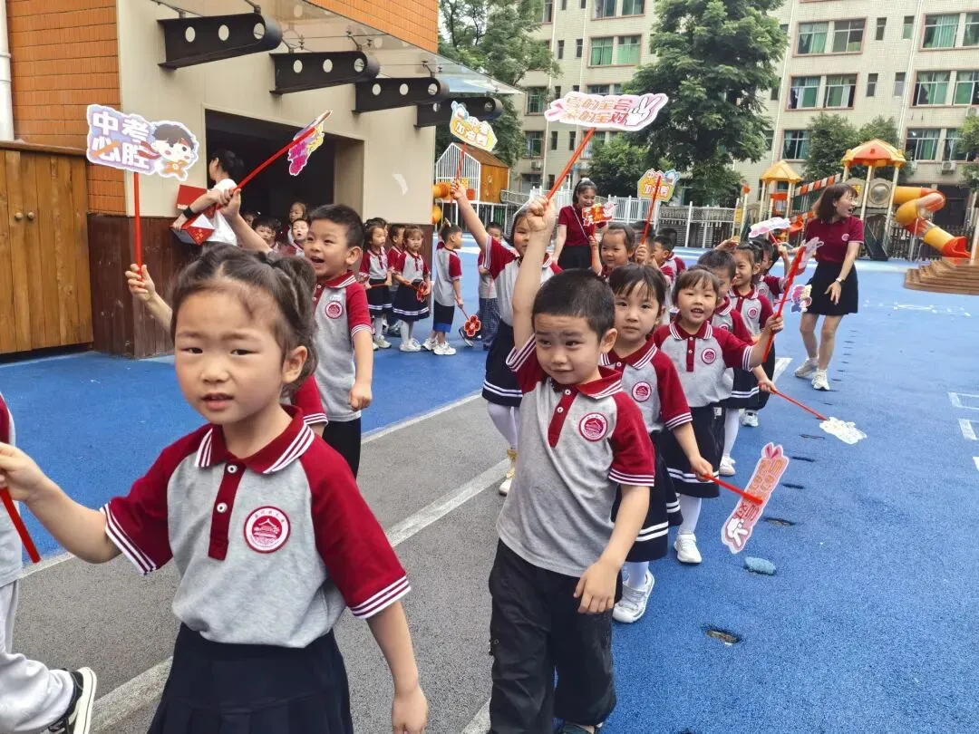 溱州幼儿园萌娃暖心助力中考-第28张图片-四季读书网 溱州幼儿园萌娃暖心助力中考-第28张图片-四季读书网