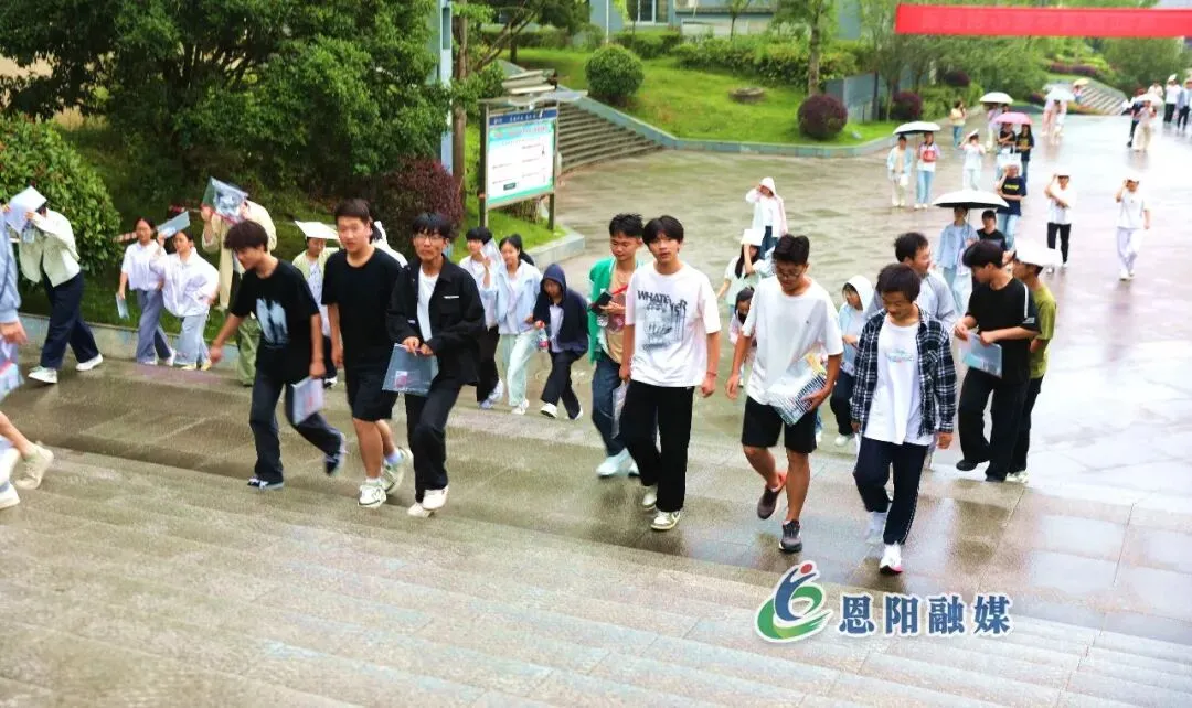 中考首日!恩阳少年执笔逐光-第4张图片-四季读书网 中考首日!恩阳少年执笔逐光-第4张图片-四季读书网