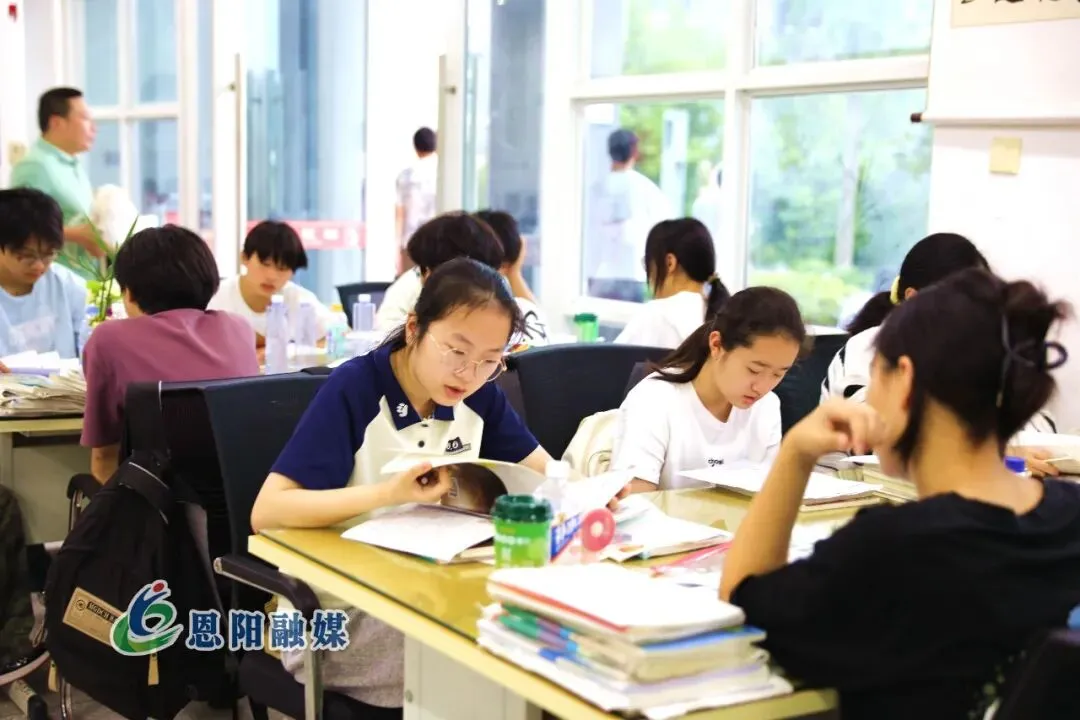 中考首日!恩阳少年执笔逐光-第5张图片-四季读书网 中考首日!恩阳少年执笔逐光-第5张图片-四季读书网