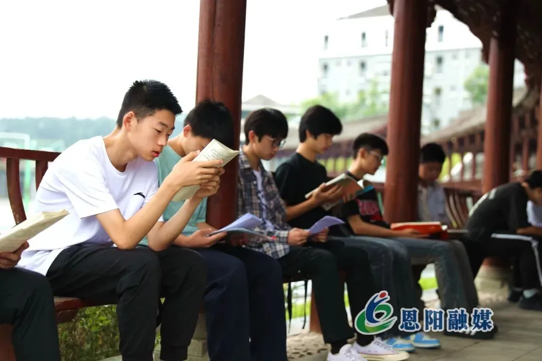 中考首日!恩阳少年执笔逐光-第6张图片-四季读书网 中考首日!恩阳少年执笔逐光-第6张图片-四季读书网