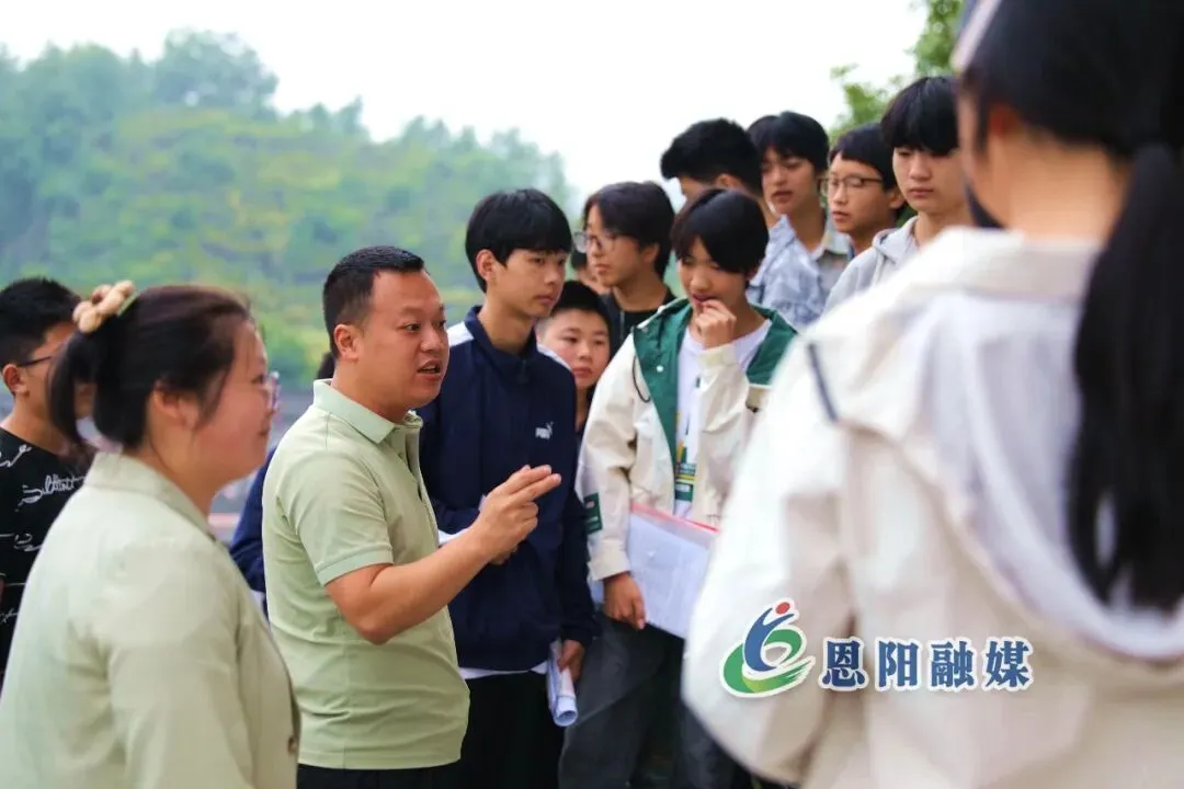 中考首日!恩阳少年执笔逐光-第9张图片-四季读书网 中考首日!恩阳少年执笔逐光-第9张图片-四季读书网